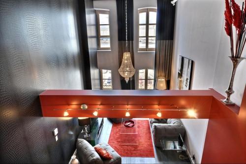 Vistas a una sala de estar con sofá y luces en Les Immeubles Charlevoix - Le 1180, en Quebec