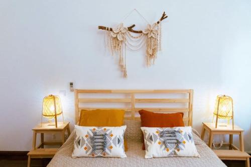 um quarto com uma cama com 2 candeeiros em ambos os lados em Casa Portus - Turismo Rural em Faro