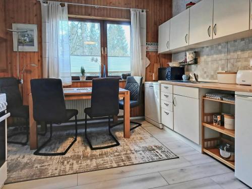 a kitchen with a table and chairs in it at Ferienwohnung Leni in Walsrode