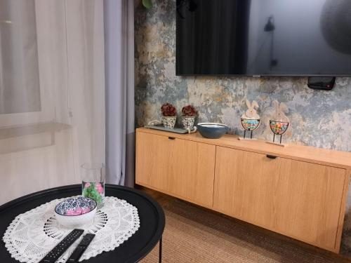 a table with a plate and a bowl on top of a cabinet at Apartament Lipova in Piechowice