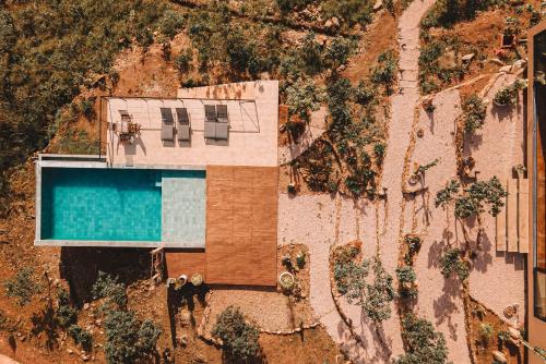 an overhead view of a house with a swimming pool at Vila Toá in Alto Paraíso de Goiás