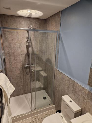 ein Bad mit einer Dusche und einem WC in der Unterkunft Lovely Cosy Two Bed Home,Peak District Gateway in Buxton