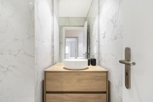 埃斯托利爾的住宿－WHome Chic & Stylish Retreat in Estoril's Finest Location，一间带水槽和镜子的浴室