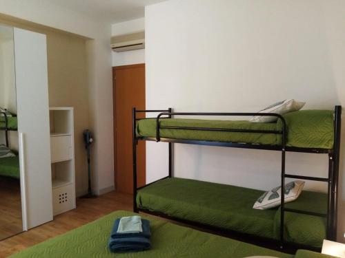 Pokój z 2 łóżkami piętrowymi w pokoju w obiekcie Casa Vacanze La Coccinella w mieście Capo dʼOrlando