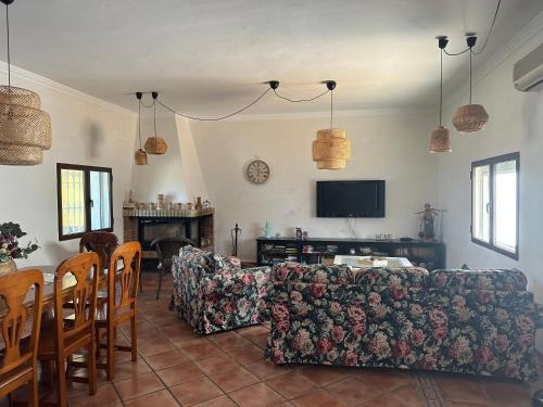 een woonkamer met een bank en een tafel bij Casa Rural El Limonero in Villanueva de la Serena