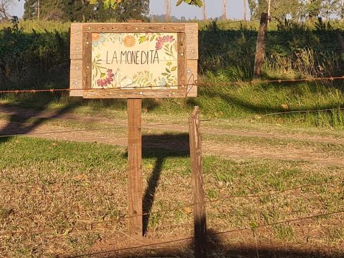 un panneau qui dit la muncita sur une clôture dans l'établissement La Monedita, à Torres