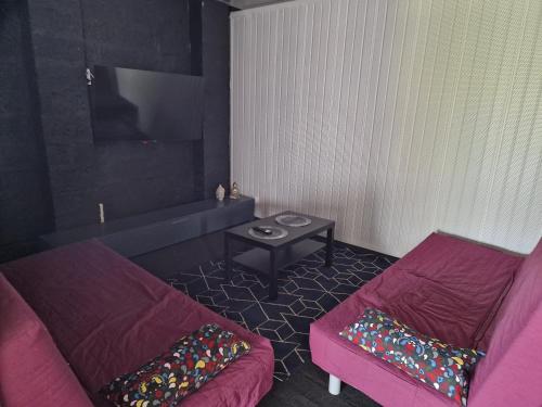 ein Wohnzimmer mit 2 Betten und einem Tisch in der Unterkunft LES CERISIERS 2 in Nogaro