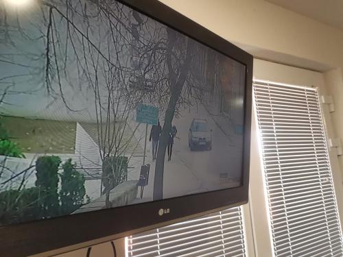 een flatscreen-tv naast een raam bij Jelly Apartment in Visoko