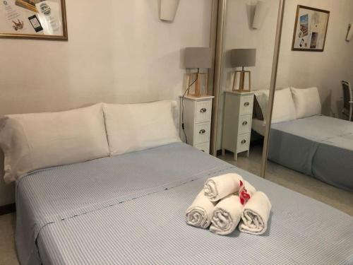 une chambre avec un lit avec des serviettes dessus dans l'établissement Studio 28 m2 au calme à Menton, à Menton