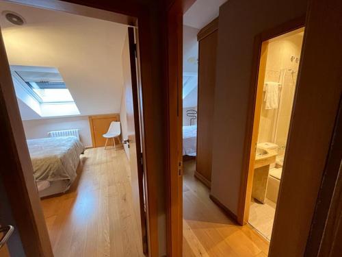 una camera con letto e una camera con bagno di Paz Termal a Ourense