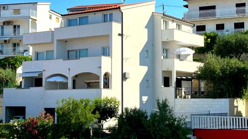 Apartments Dinko Podstrana