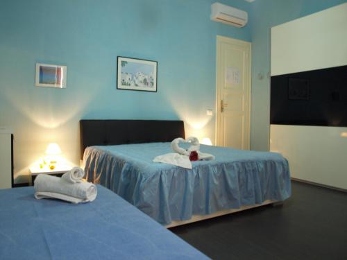 トラーパニにあるB&B Arco dell'orologioのベッドルーム1室(ベッド2台、タオル付)