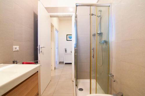 A bathroom at [MaffeiHouse] 5 min to Hospital