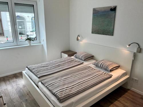 KG38 - Modern Living Vienna في فيينا: سرير في غرفة بيضاء مع نافذة