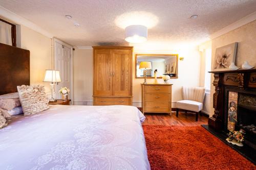 Barford House Holiday Apartments tesisinde bir odada yatak veya yataklar