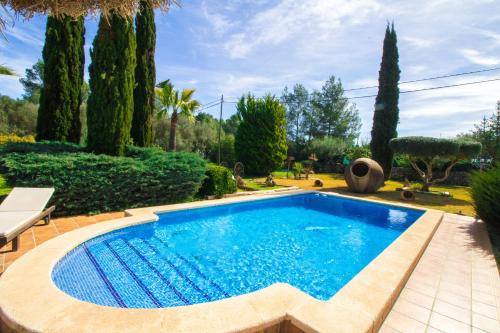 una piscina en un patio con árboles en Incredible villa with wonderful exteriors, en Sencelles