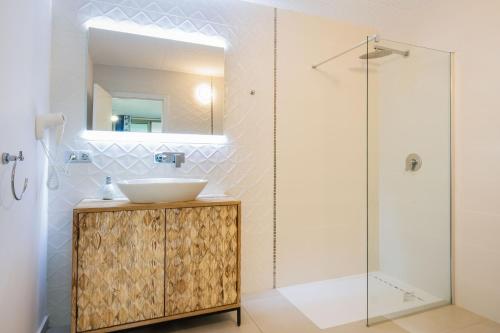 een badkamer met een wastafel en een douche bij Villa Selene heated Indoor Pool in Costa Calma