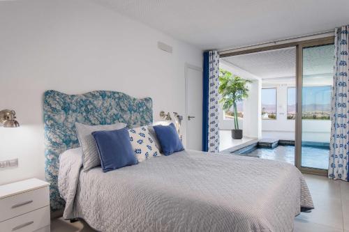 een slaapkamer met een bed en uitzicht op de oceaan bij Villa Selene heated Indoor Pool in Costa Calma