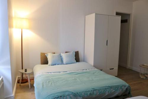 - une chambre avec un lit et une armoire blanche dans l'établissement Location studio équipé à 200m de la plage., à Saint-Malo