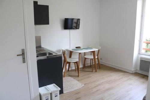 Televízia a/alebo spoločenská miestnosť v ubytovaní Location studio équipé à 200m de la plage.