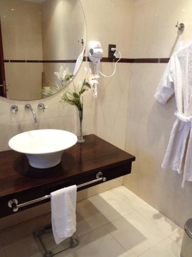 a bathroom with a sink and a mirror at Infinit Home Duplex entero in Termas de Río Hondo