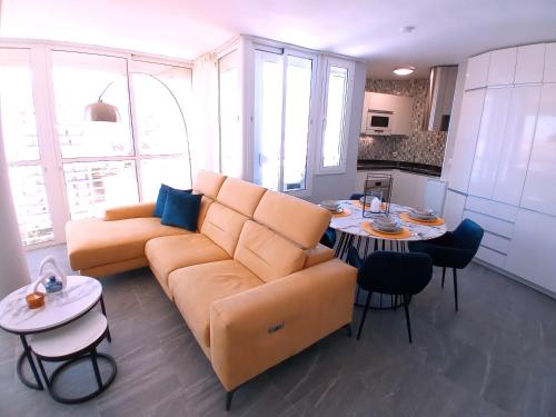 salon z kanapą i stołem w obiekcie Skyline Suites Costa del Sol w mieście Torremolinos