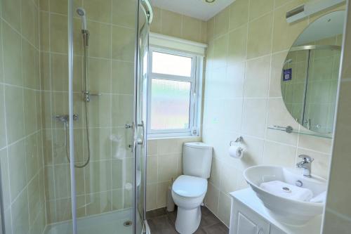 Ένα μπάνιο στο Conkers Lodge for 6 with Hot Tub & Secluded Decking - Spa Resort in Devon