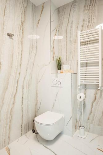 Ванна кімната в 26 Bricks Suites