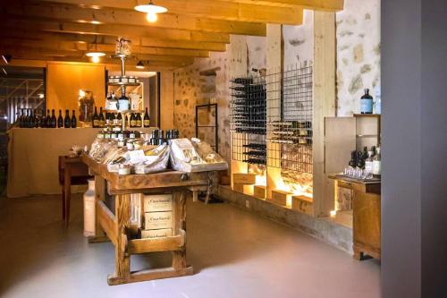 uma loja de vinhos com um balcão com garrafas de vinho em Le Levant: logement dans ancienne batisse de 1718 em Cudrefin