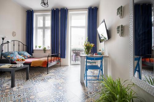 a living room with a bed and a table at Apartament u Olechny 3 in Bydgoszcz