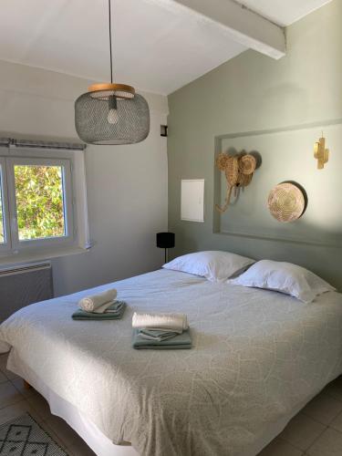 Giường trong phòng chung tại L’Amandier, Charmant T2 dans la campagne avec jacuzzi et jardin