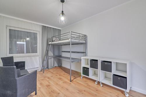皮拉的住宿－Apartament z ogrodem，客房配有双层床和书桌。