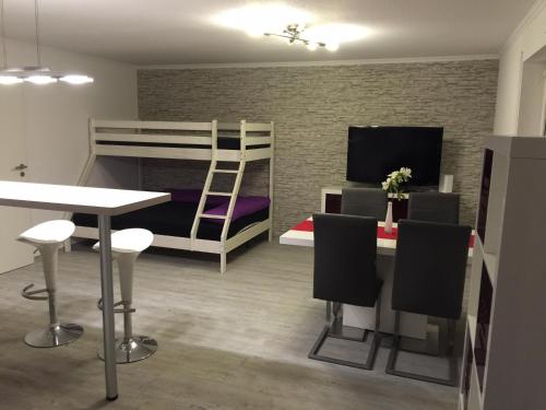 Un pat sau paturi într-o cameră la Apartment am Europapark