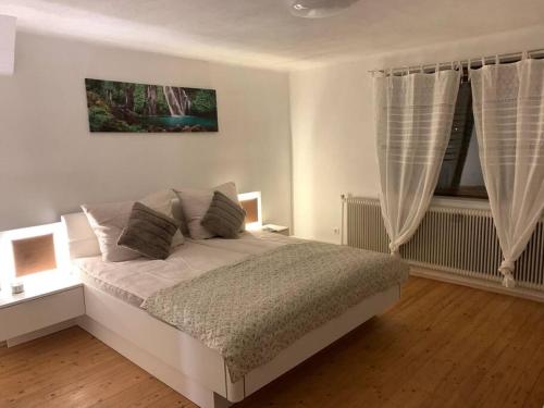 um quarto branco com uma cama e uma janela em Haus für bis zu 8 Personen in Amstetten em Amstetten