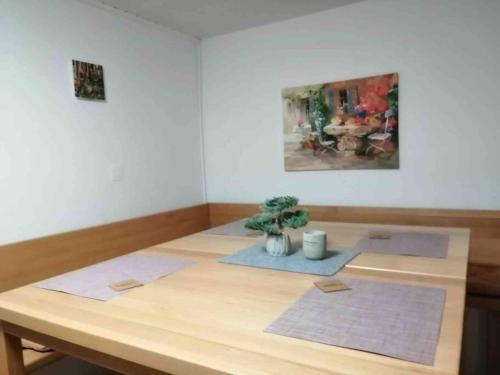 um quarto com uma mesa de madeira com dois tapetes em Haus für bis zu 8 Personen in Amstetten em Amstetten
