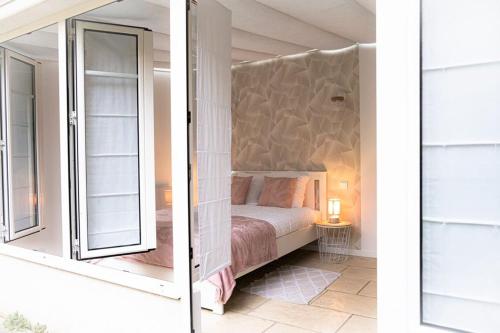 due immagini di una camera da letto con un letto e una finestra di Appartement rénové - wifi - jardin - centre de Niort a Niort