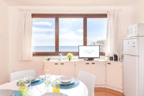 A kitchen or kitchenette at Fronte Mare Pinus Village 74