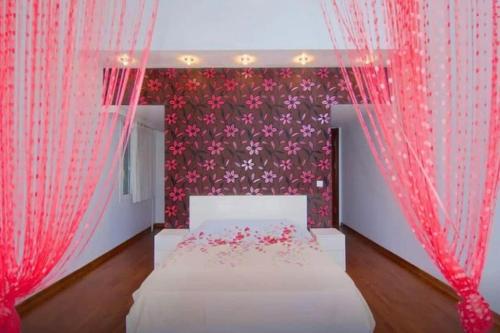 A bed or beds in a room at Bodrum’da Özel İskeleli 4+1 Yalı Dairesi