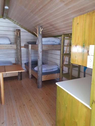 a room with two bunk beds in a cabin at Schöne Stuga unmittelbar am Ammerån gelegen in Hammarstrand