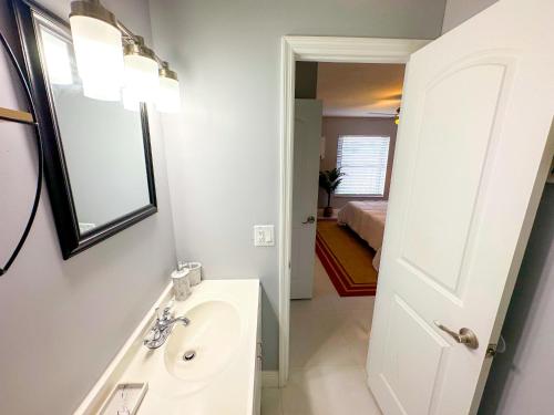 Prime Location w/King Bed Suites – Photos 3