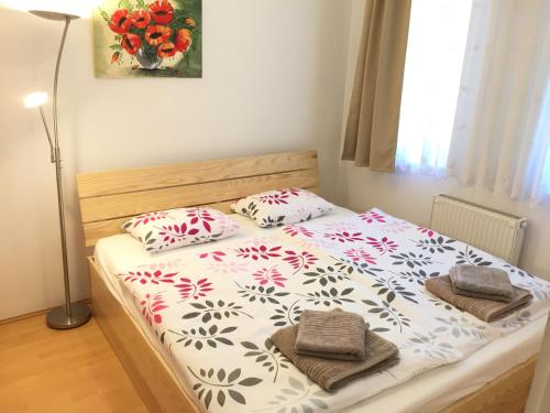 Rúm í herbergi á Solemio Apartman Kalocsa