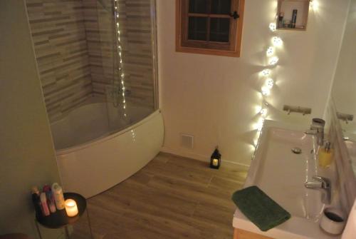 Kúpeľňa v ubytovaní maison spacieuse et lumineuse+ studio