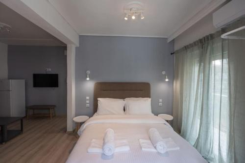 a bedroom with a large bed with white pillows at Όμορφο στούντιο στο κέντρο της πόλης. in Larisa