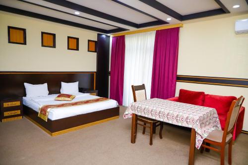 Кровать или кровати в номере Sunrise Hotel Baku
