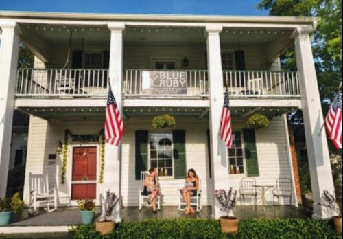Blue Ruby at Grice-Fearing B&B – Photos 3