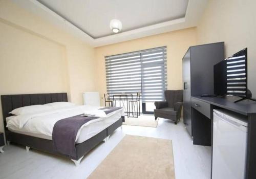 um quarto com uma cama e uma televisão de ecrã plano em Ankara Yenimahalle'de temiz ve konforlu özel oda em Yenimahalle