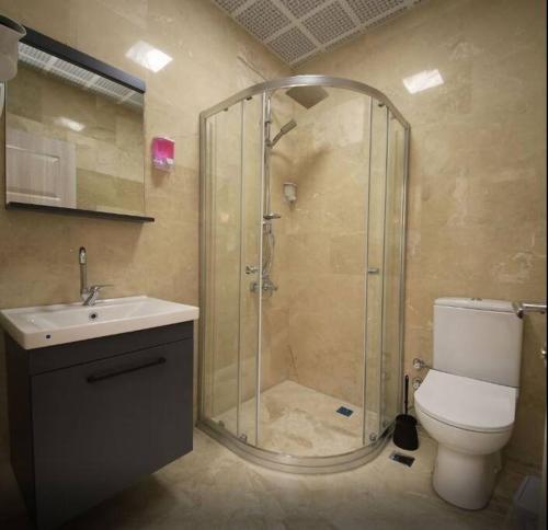 a bathroom with a shower and a toilet and a sink at Ankara Yenimahalle'de temiz ve konforlu özel oda in Yenimahalle