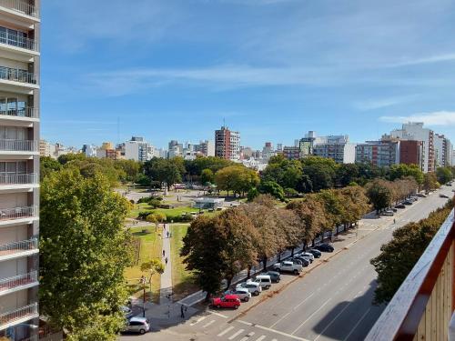 a city street with cars parked in a parking lot at Departamento completo para 2 personas - Esquina Plaza Mitre in Mar del Plata