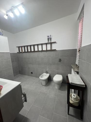 a bathroom with a toilet and a sink and a tub at Gloria's house in Zerbolò
