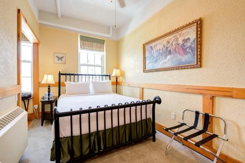 - une chambre avec un lit et une peinture murale dans l'établissement The Stratford Hotel by Hoco Hotels Collection, à Stratford